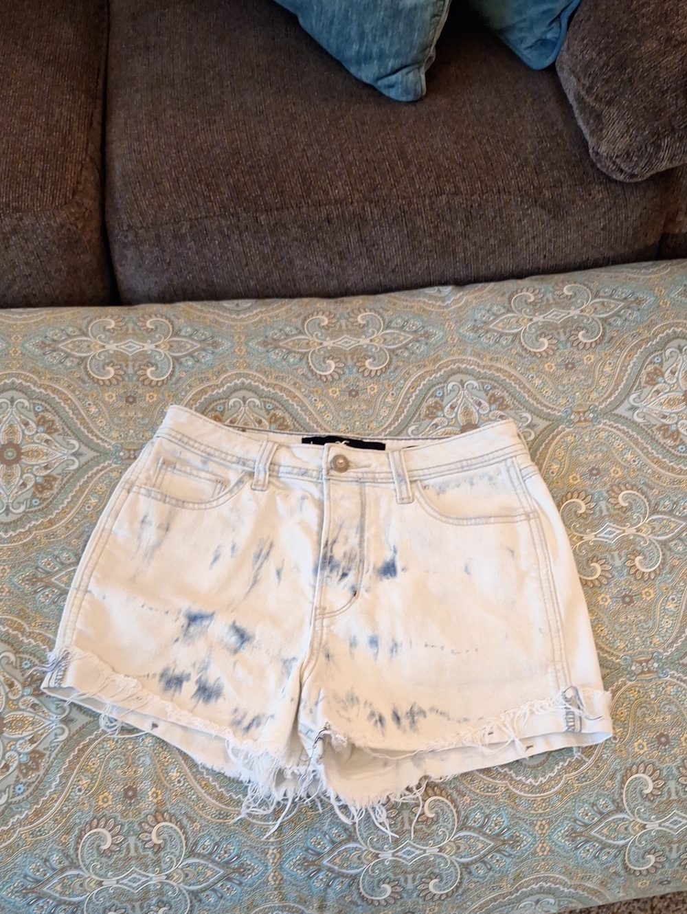 🔥🔥CLEARANCE🔥🔥 Hollister White Denim Shorts with Blue Tie-Dye. Size 1